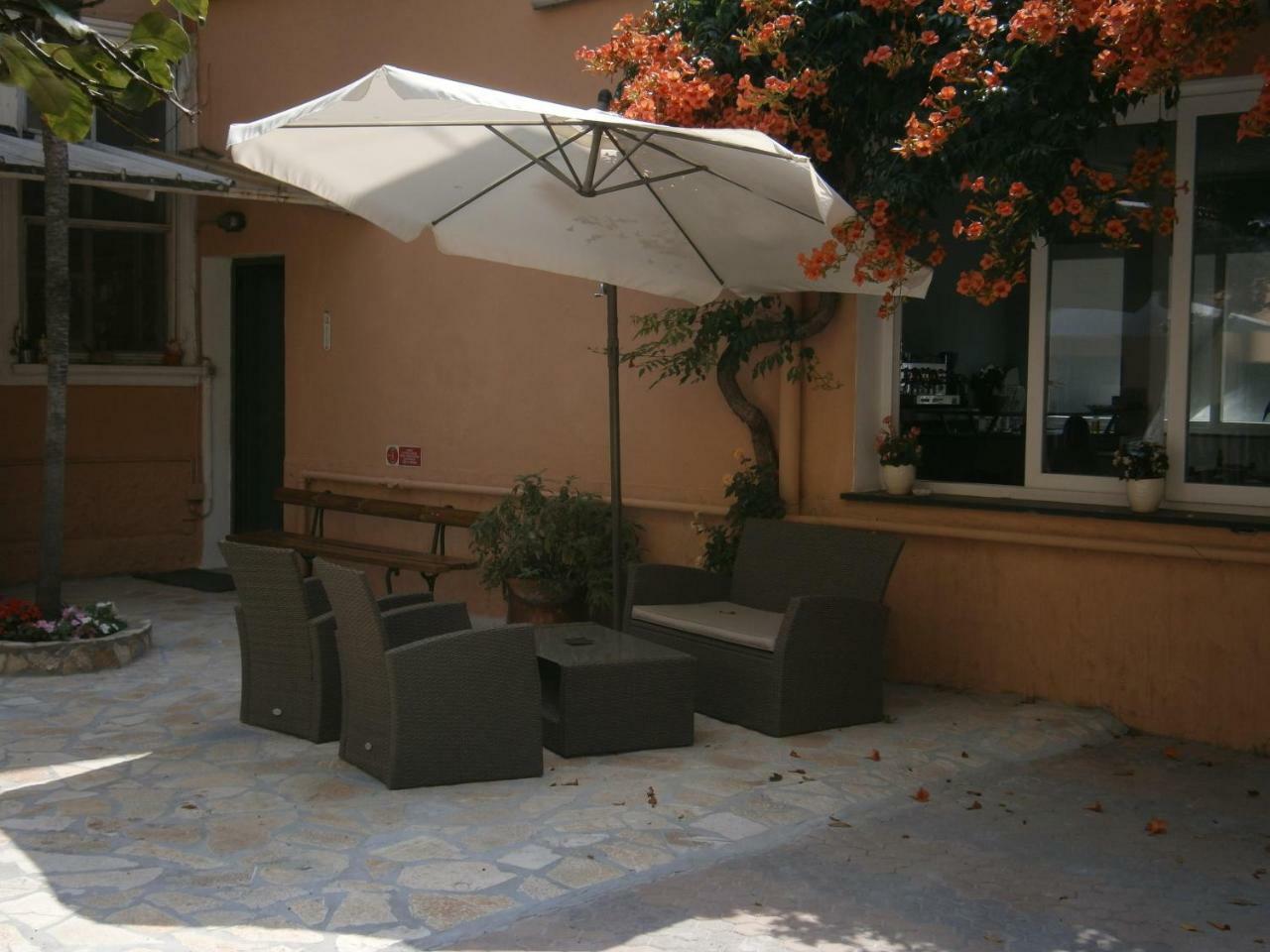 Hotel La Tavernetta Вараце Екстериор снимка