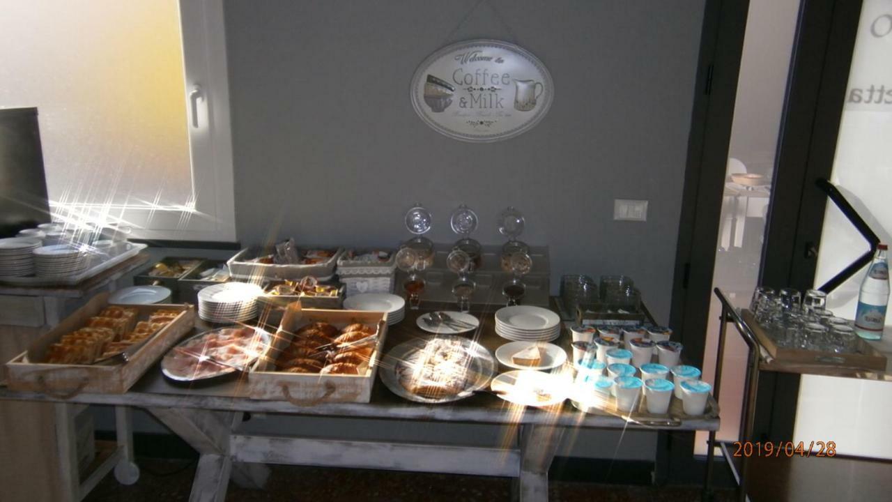 Hotel La Tavernetta Вараце Екстериор снимка